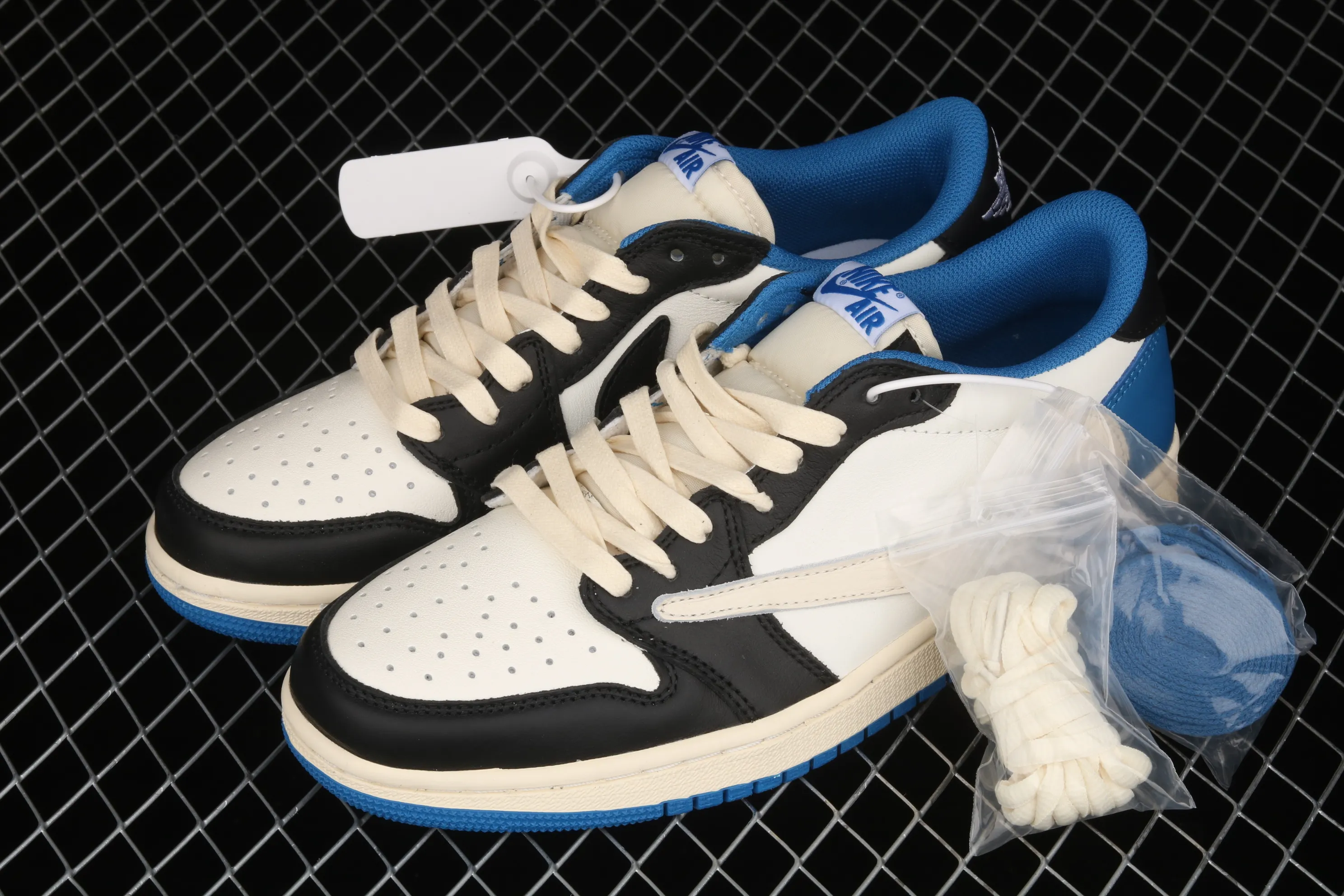 All Categories Air Jordan Jordan Series Basketball Shoes Air Jordan 1 Low L Version Travis Scott x Air Jordan 1 High OG AJ1 Lightning Undercut Low DM7866-140